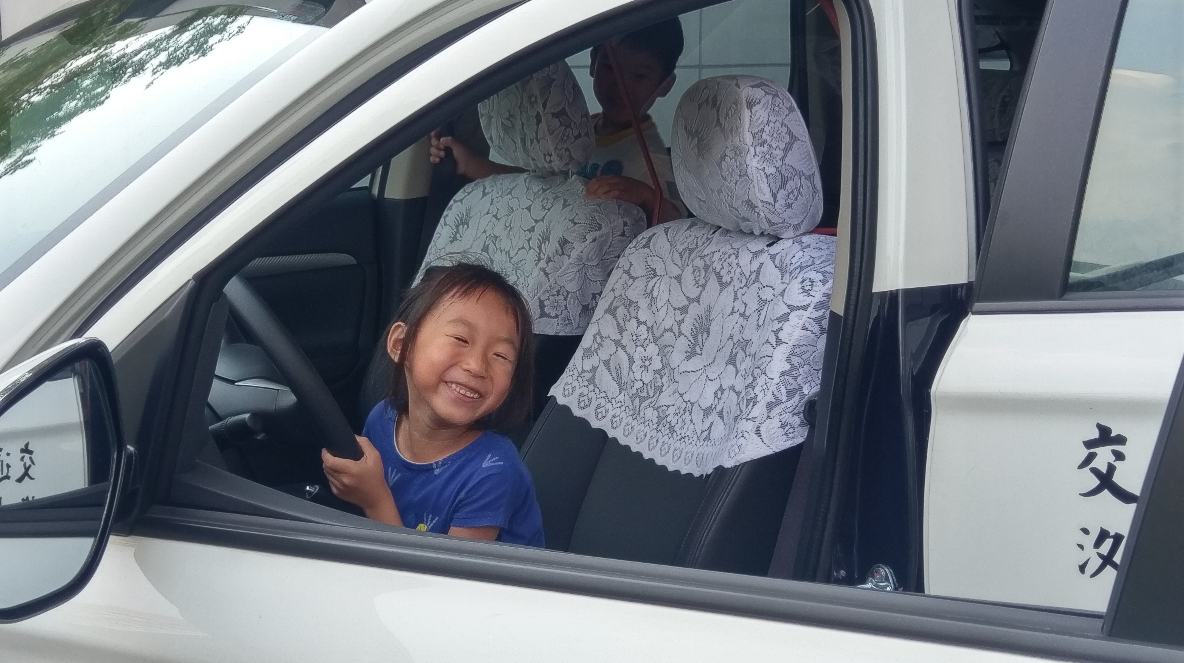 參訪幼童坐於警用巡邏車合照