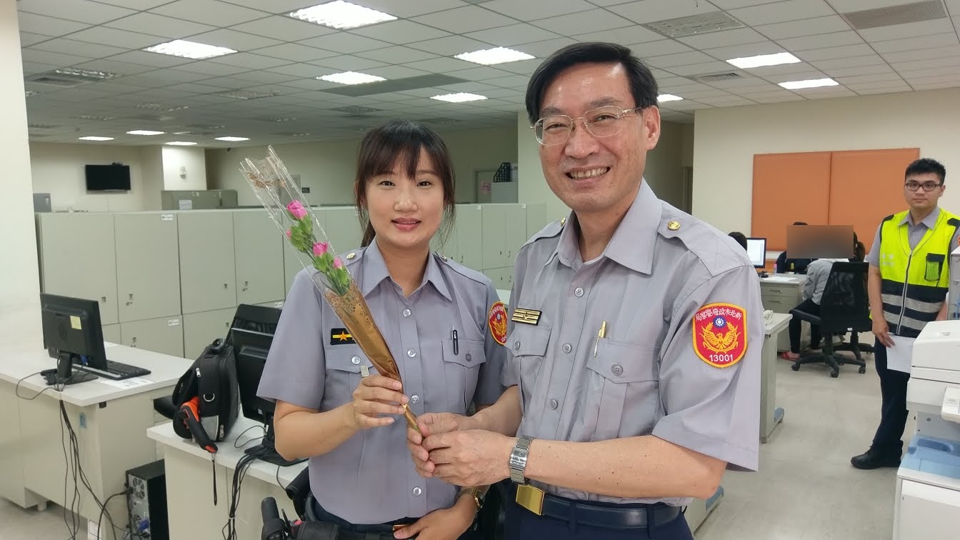 1070511汐止警分局長祝媽媽們母親節快樂  活動照片