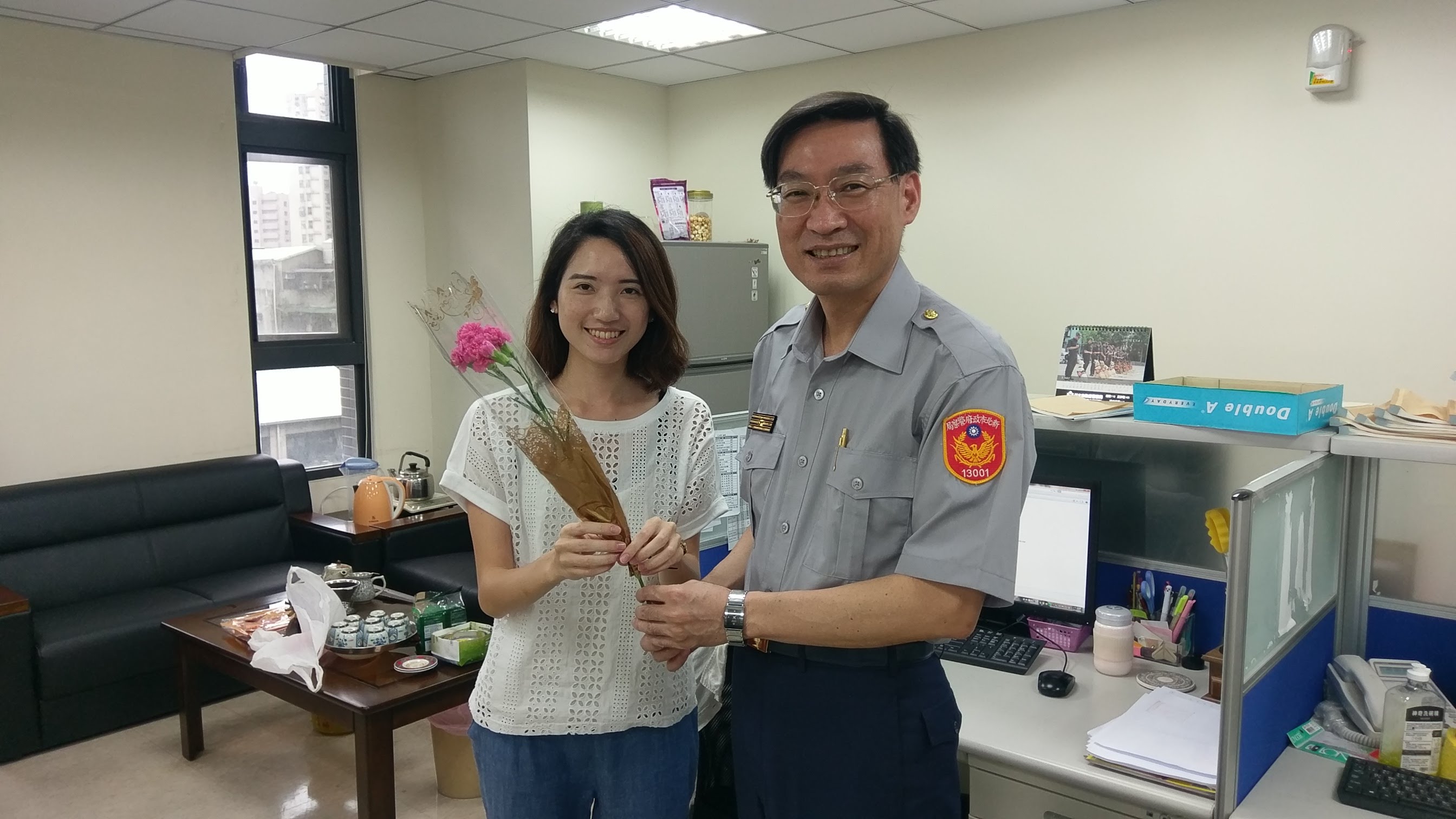 母親節分局長與防治組女警合照