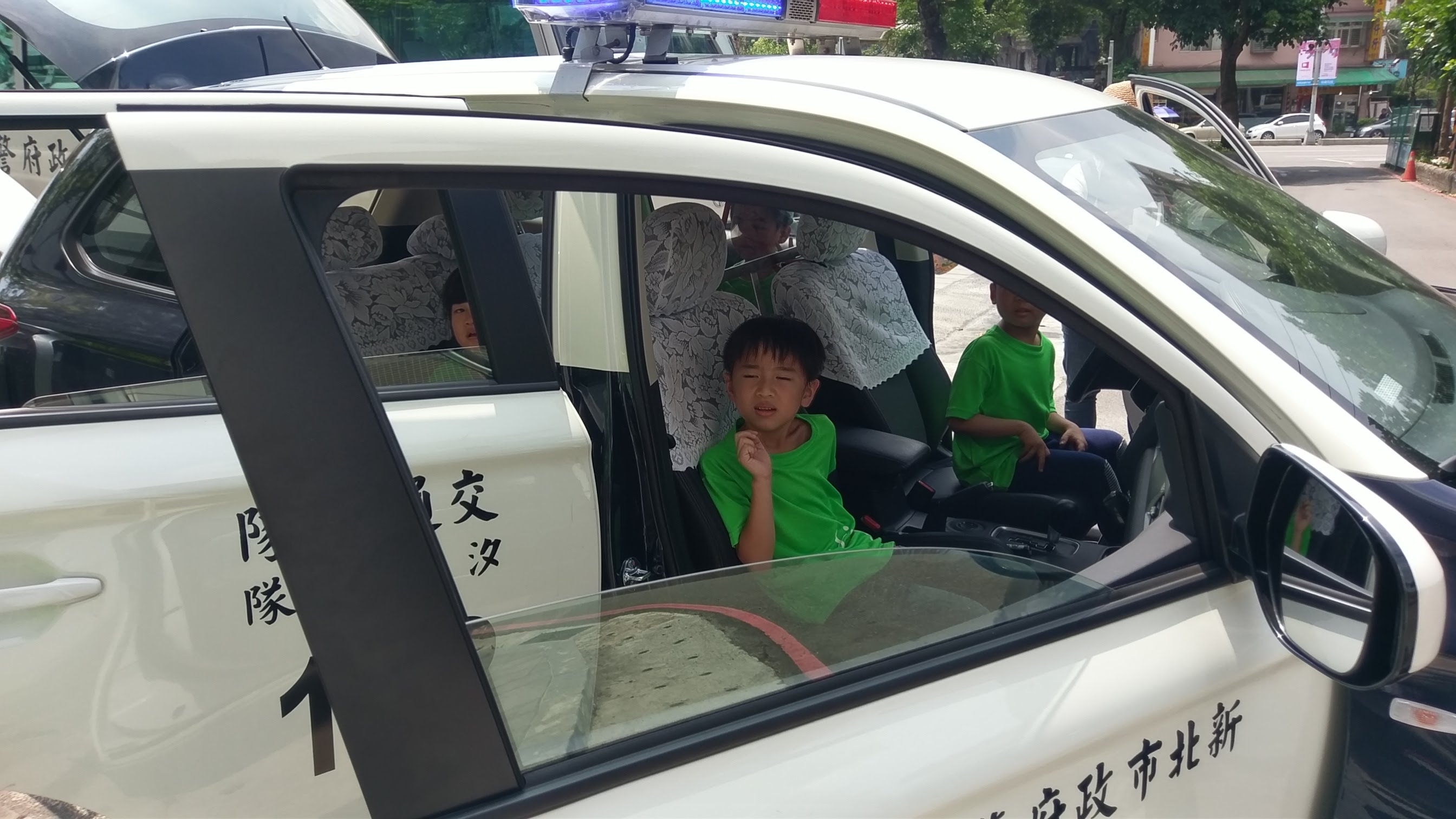 參訪孩童搭警備車合照