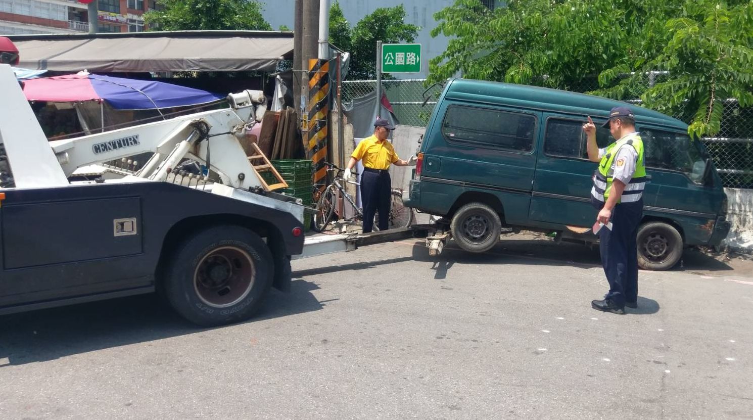 無牌車輛隨意棄置亂象多汐止警強力執法拖吊