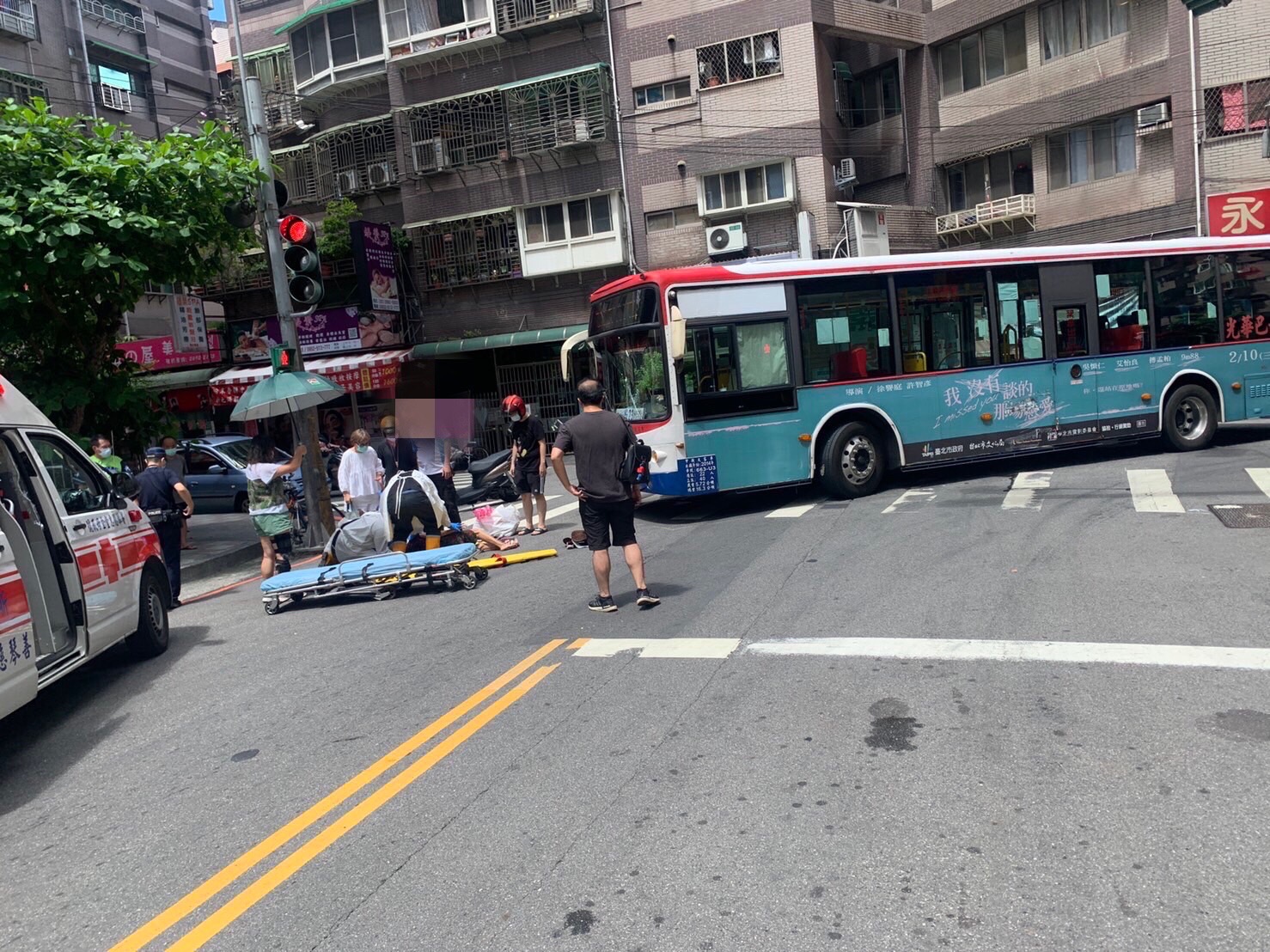 公車左轉撞上老婦 送醫無生命危險