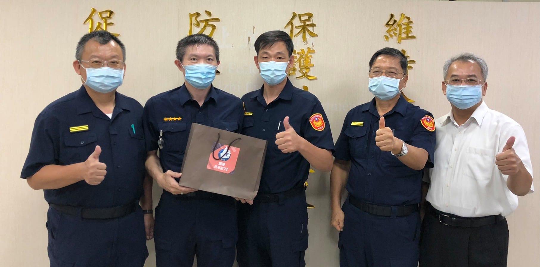 陳警政監代局長頒發破獲槍砲案破案咖啡禮盒