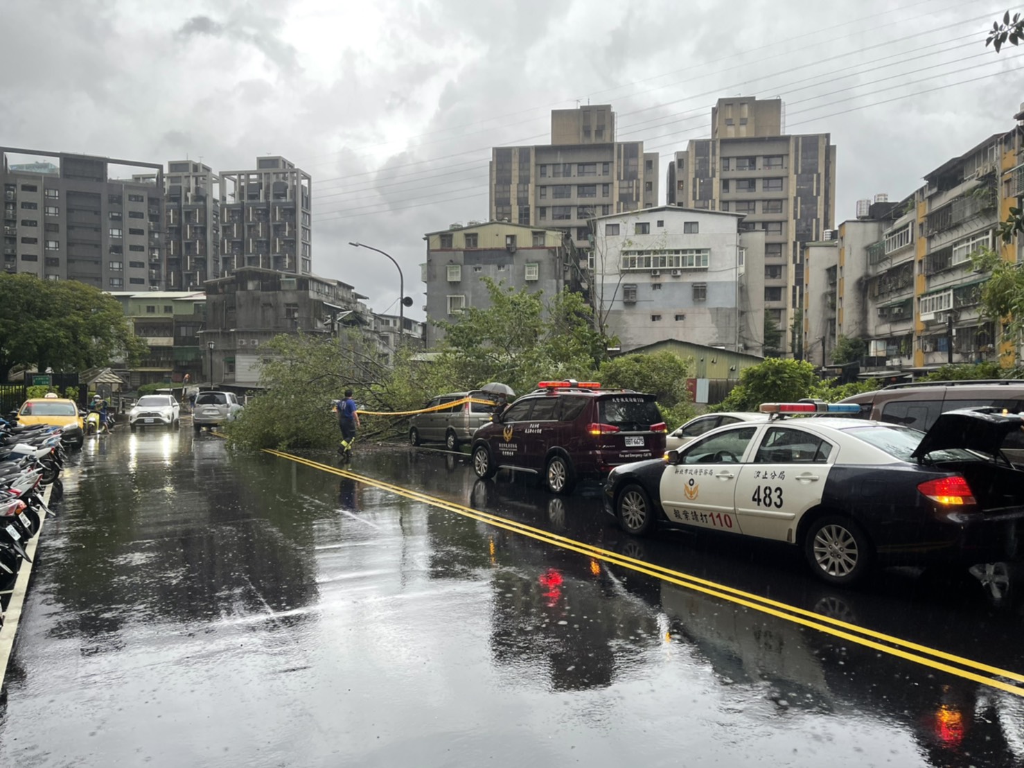 圓規外圍環流帶來風雨 汐警排除多處路樹和招牌倒塌