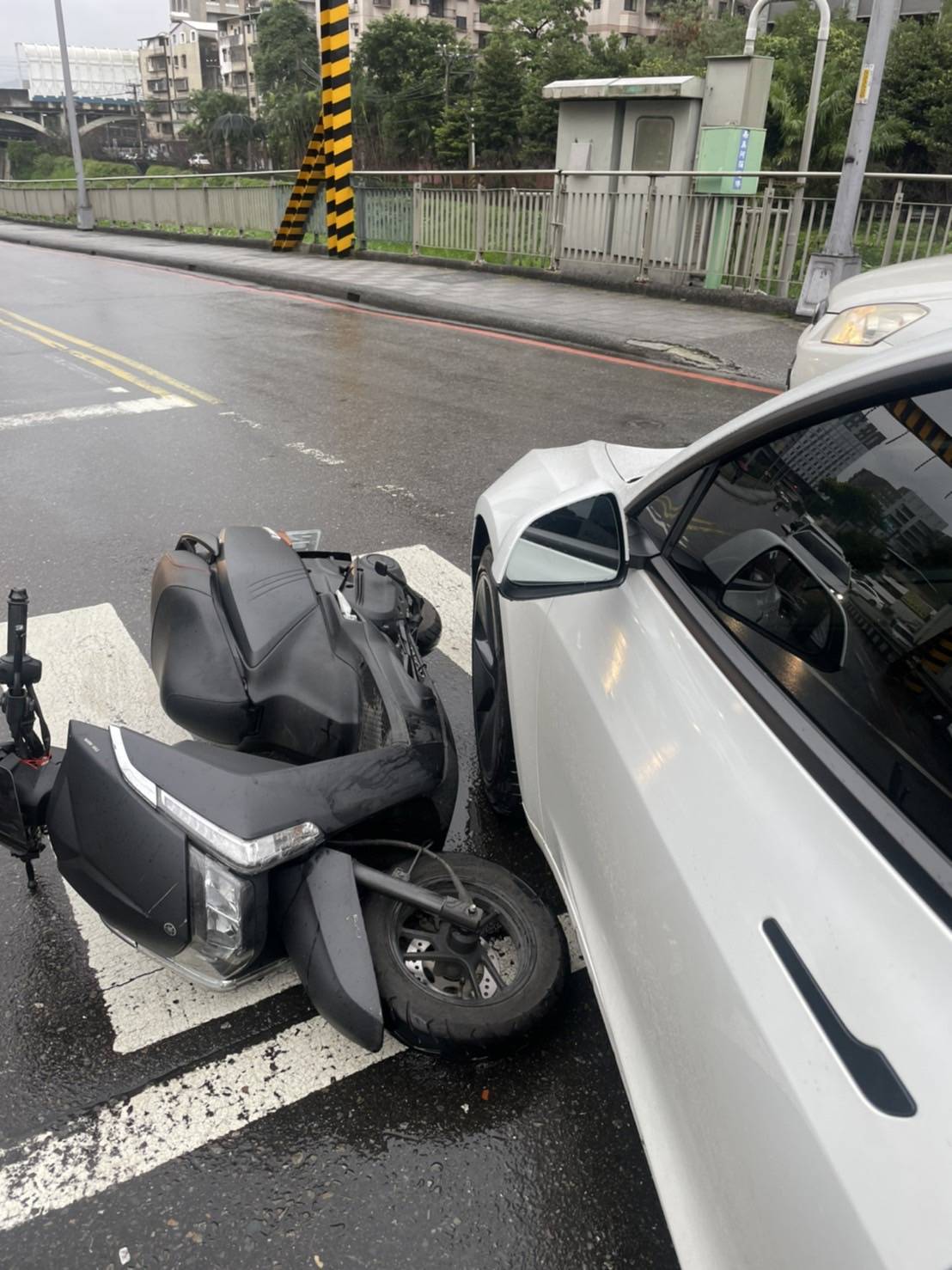 6電動車駕駛轉彎不慎擦撞待轉機車 汐警協助送醫無大礙-1
