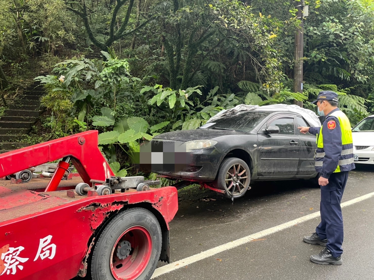 3-1一個月99輛，汐止警強力取締、拖吊清除久占道路之無牌廢棄車及逾檢註銷車輛