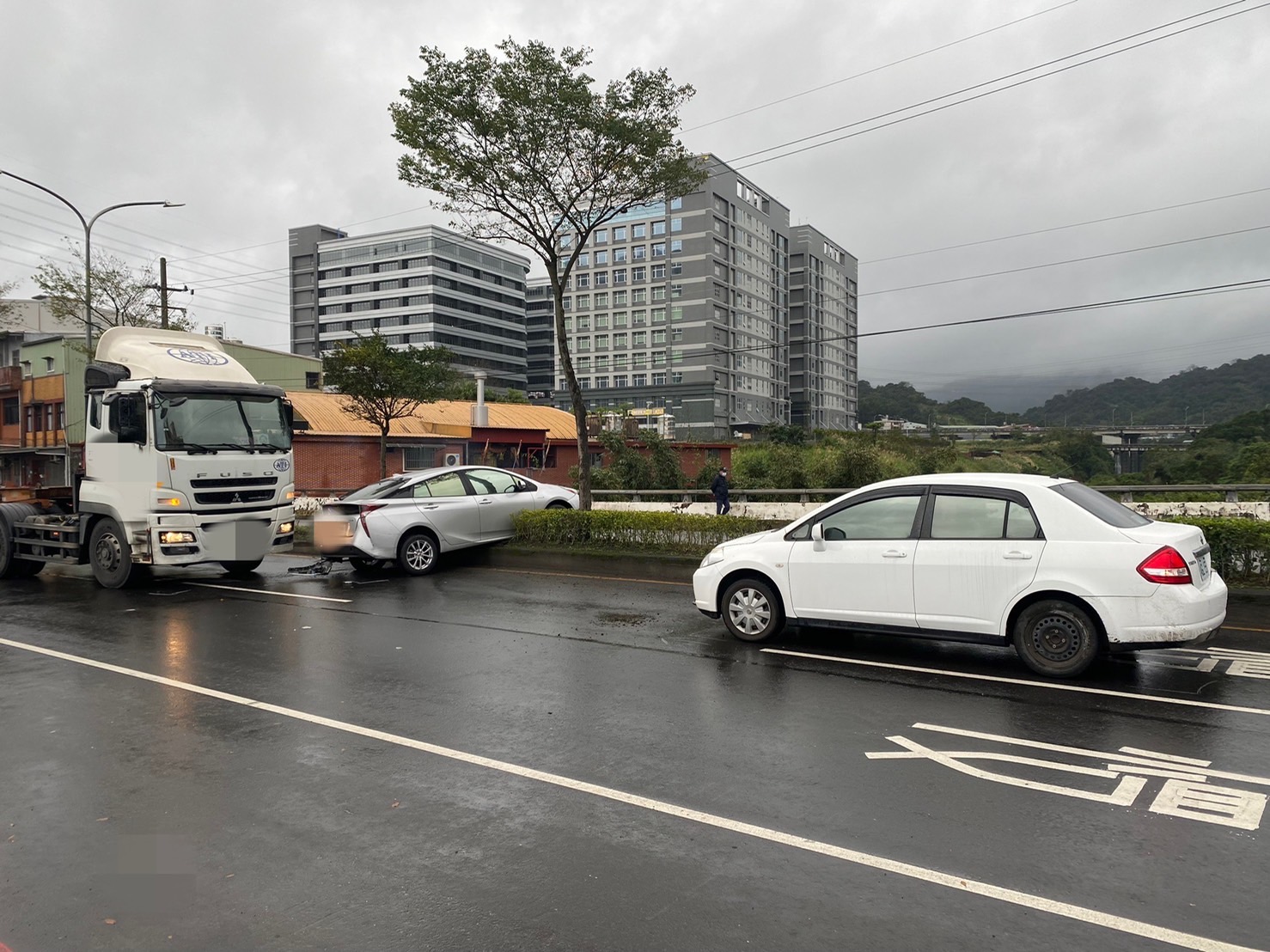 疑未保持安全車距 曳引車擦撞隔壁車道將1車撞上安全島