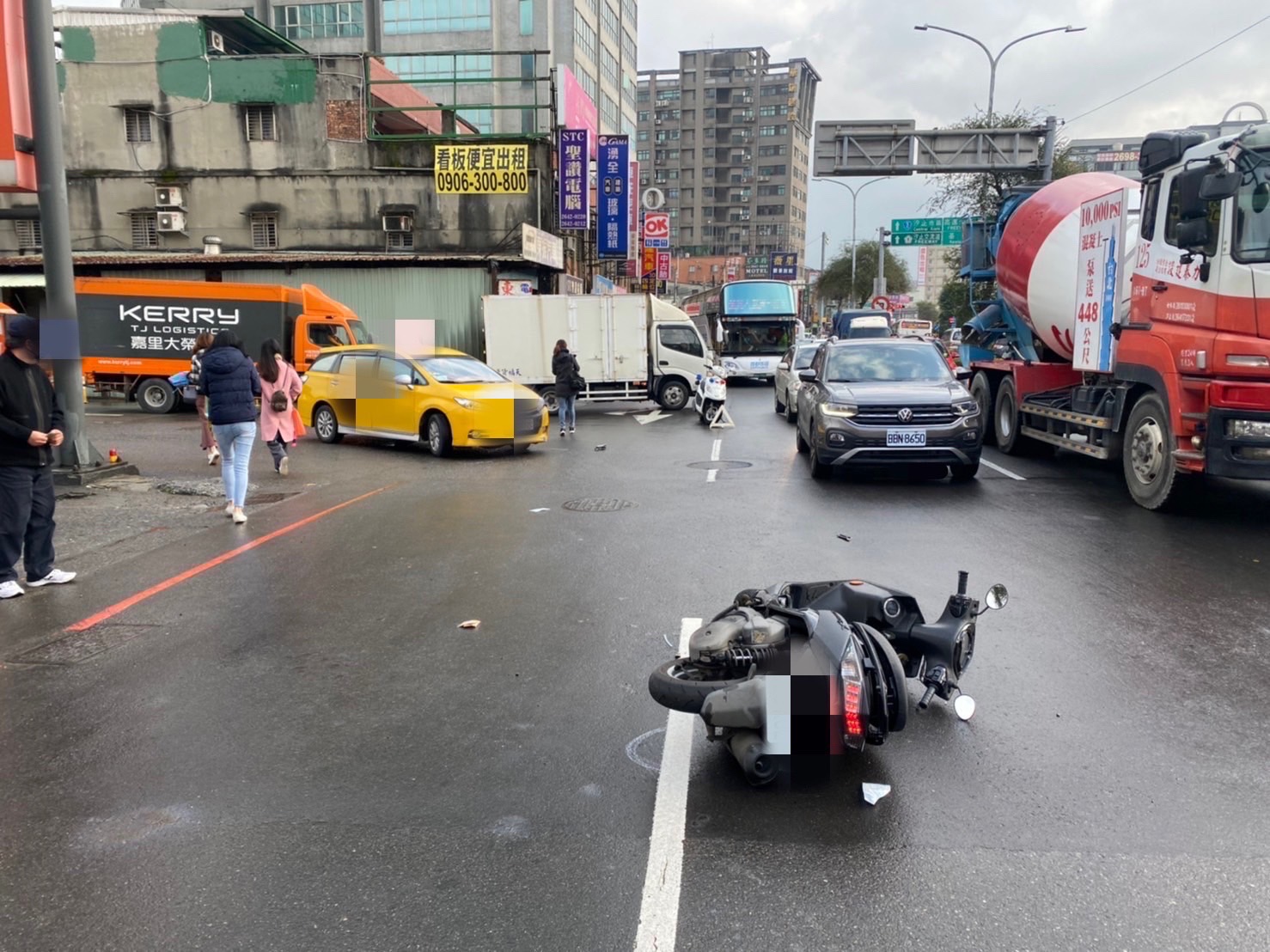 營業小客車右轉撞上直行機車　女騎士倒地幸僅輕微擦傷