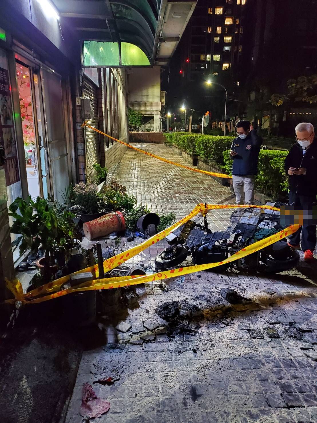 1-1越籍男求愛遭拒縱火 汐止警即到場查緝 扣押證物公危送辦