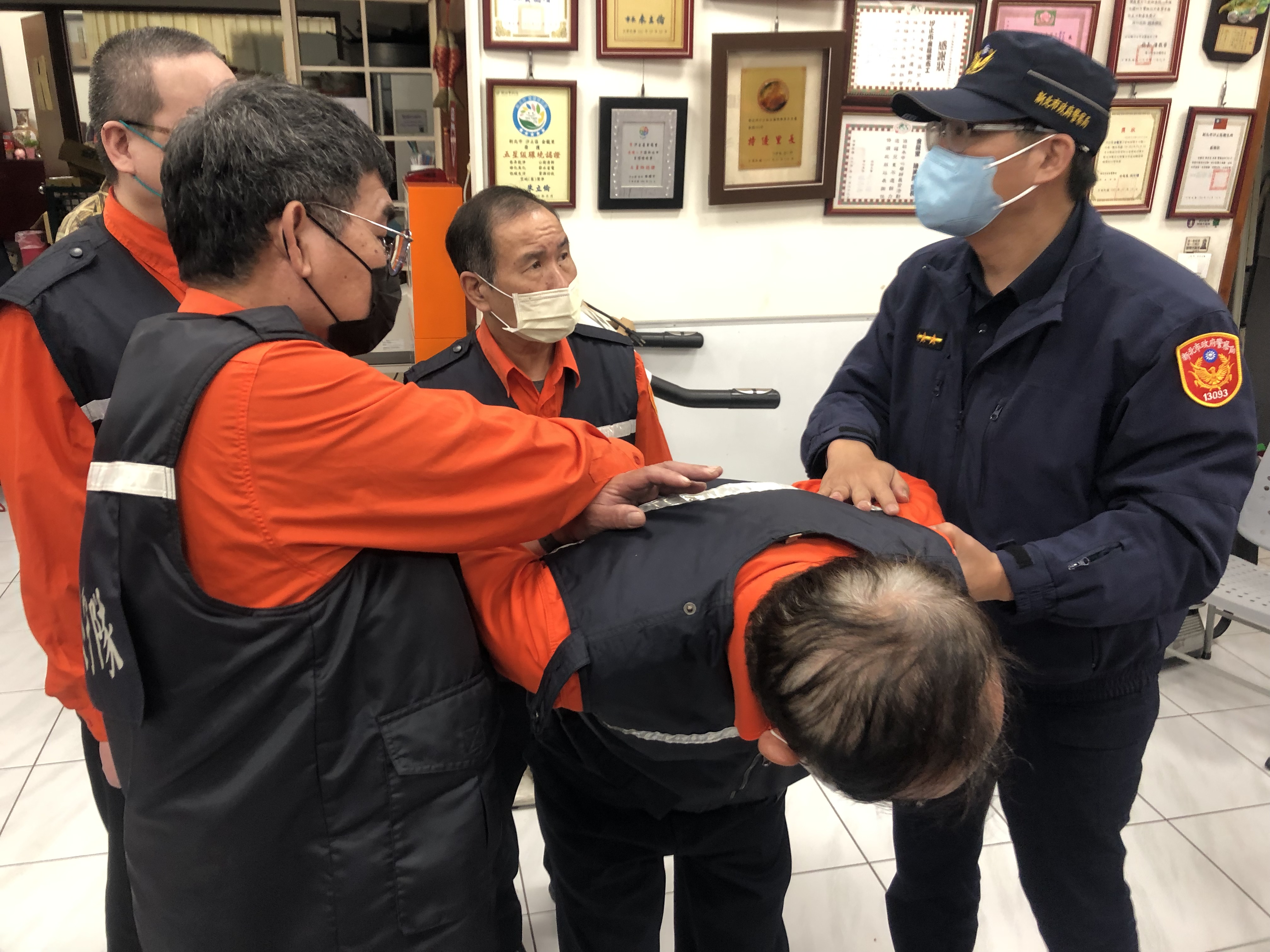 7-1汐警教官為五、六年級巡守隊員客製「穴壓擒拿術」