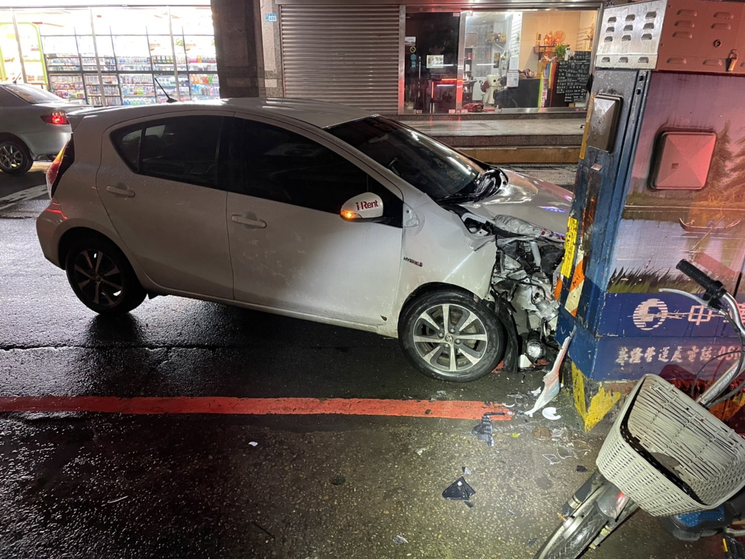 1-1開車低頭撿東西 自撞路旁變電箱 汐止警到場排除