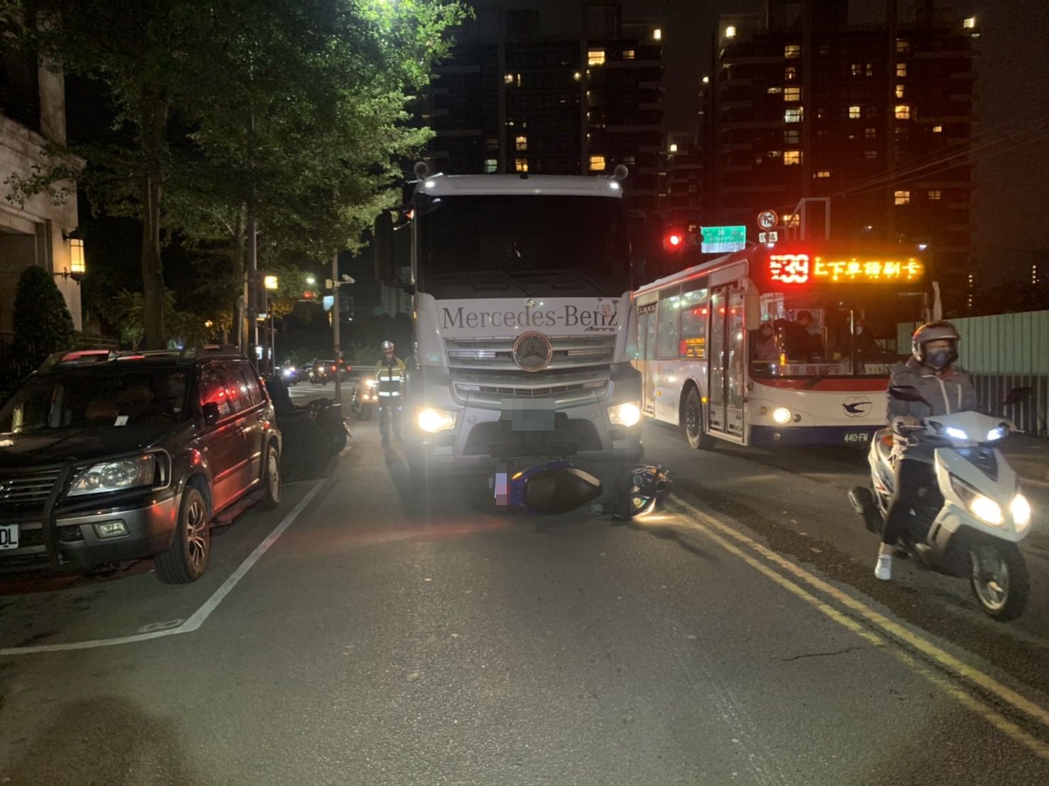 8機車騎士遭聯結車捲車下 汐警即刻救援 送醫治療僅四肢擦傷-1
