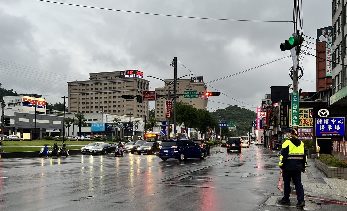 1-1汐止警全方位掌握「路口安全」維持端午連假交通秩序