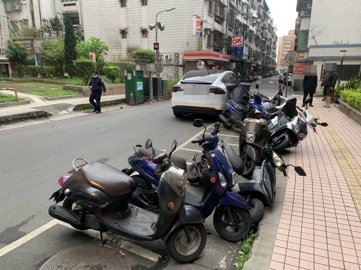 27駕駛未注意失控衝撞路邊9台機車 警迅速到場排除無人受傷1