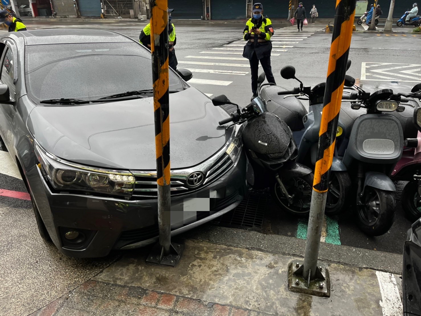 喝到凌晨開車自撞路邊5機車 警獲報後1分鐘即到場查獲