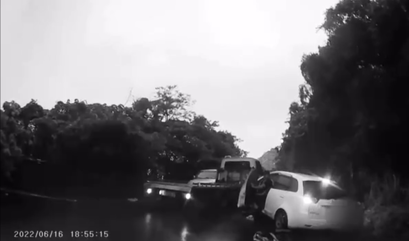 10-1寒風細雨竟開車跌落水溝 汐止警神救援解窘境