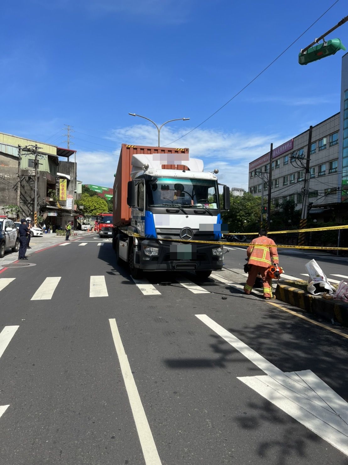 13-1聯結車碰撞機車 騎士與乘客2人警急送醫仍不治