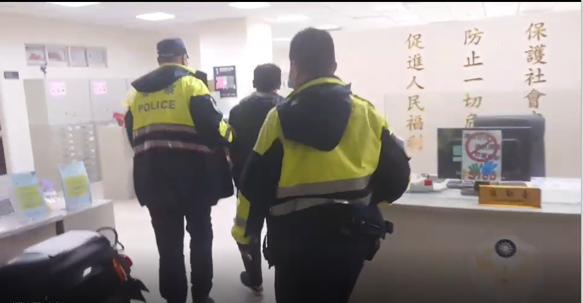 17車尾燈未亮警好心攔停 通緝犯謊報證號想滅證 細心警識破照片