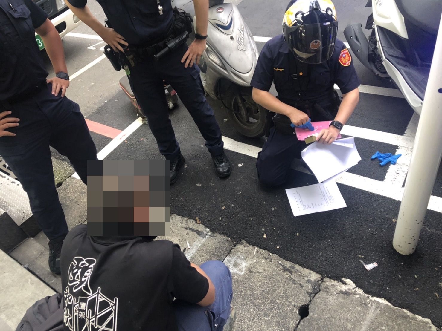 8-1攔檢號牌污穢機車 車主藏毒假意配合真落跑 勇警急追與路人合力壓制