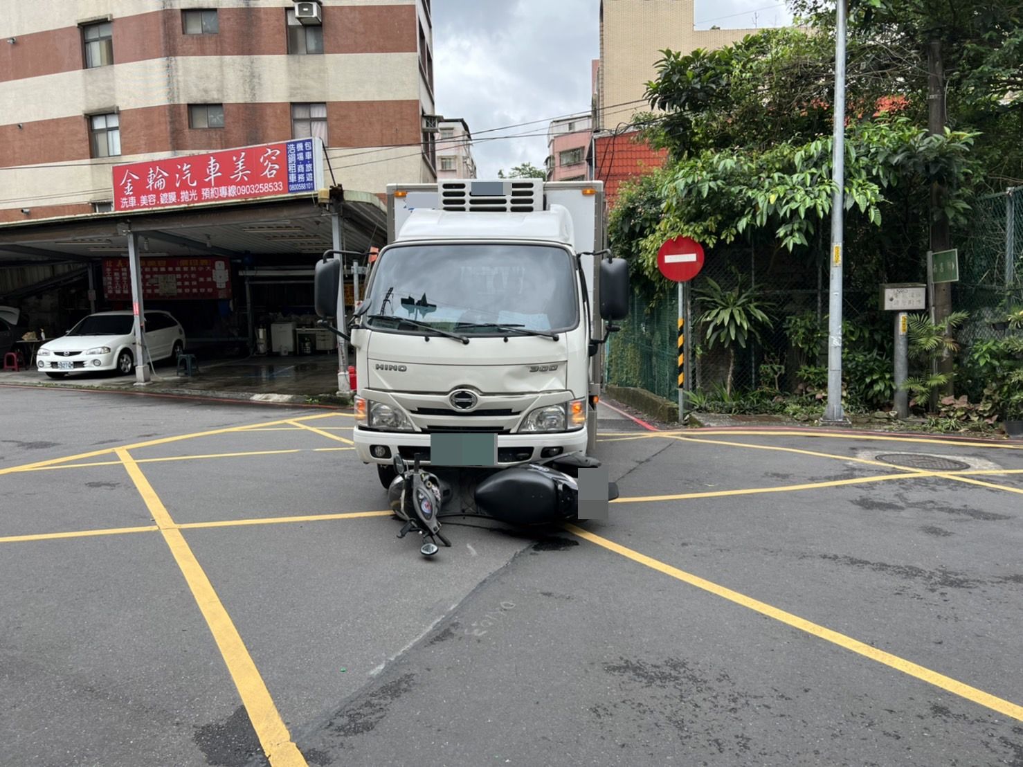 小貨車與機車路口碰撞 汐止警呼籲行經路口請小心慢行