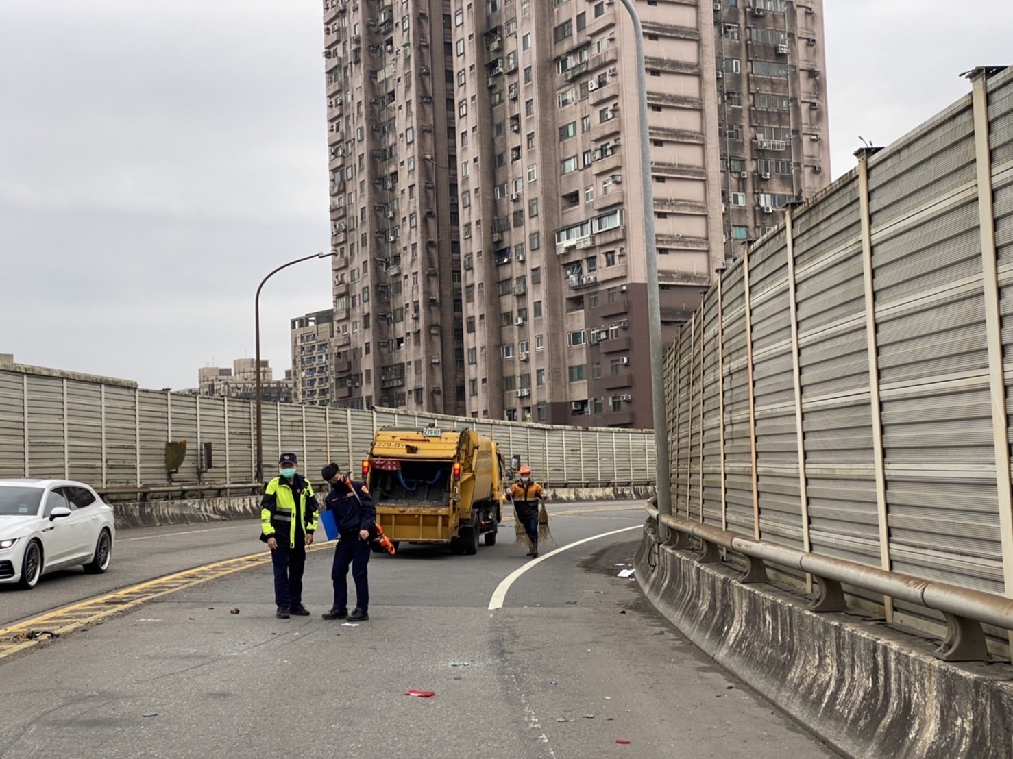 小貨車自撞護欄至對向車道釀禍 汐警速到場查獲酒駕並排除