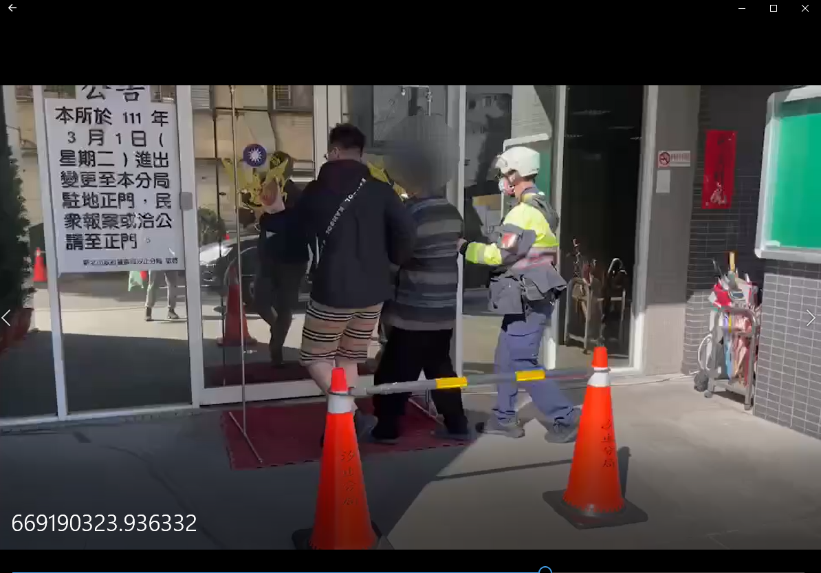 26涉毒罪證確鑿 毒男遇警搜索 無奈望著電視放棄辯解1