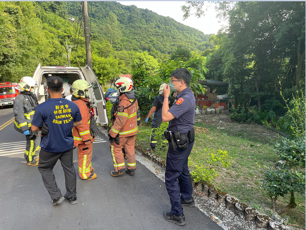 貨車載運小山貓走山路 轉彎失控翻落邊坡 汐警速到場救援