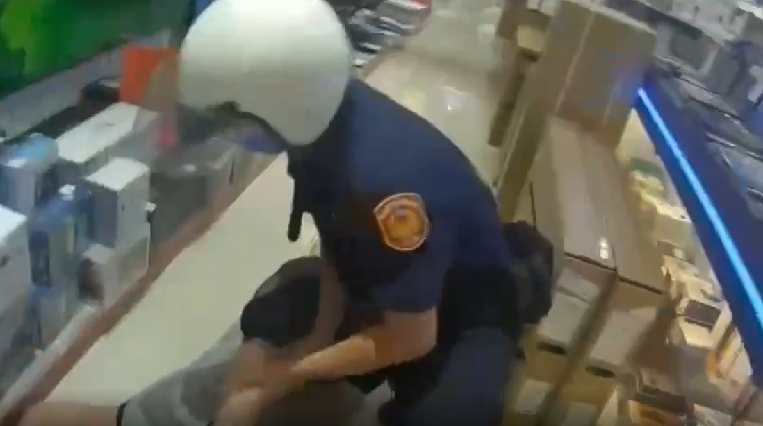 11-1消費糾紛醉男毆店員 汐止警3分鐘到場現行犯壓制上銬管束