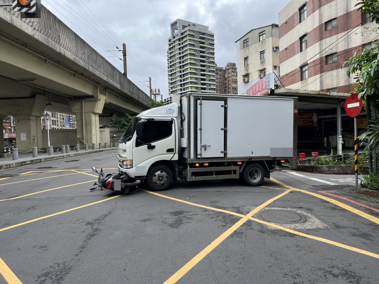 小貨車與機車路口碰撞 汐止警呼籲行經路口請小心慢行