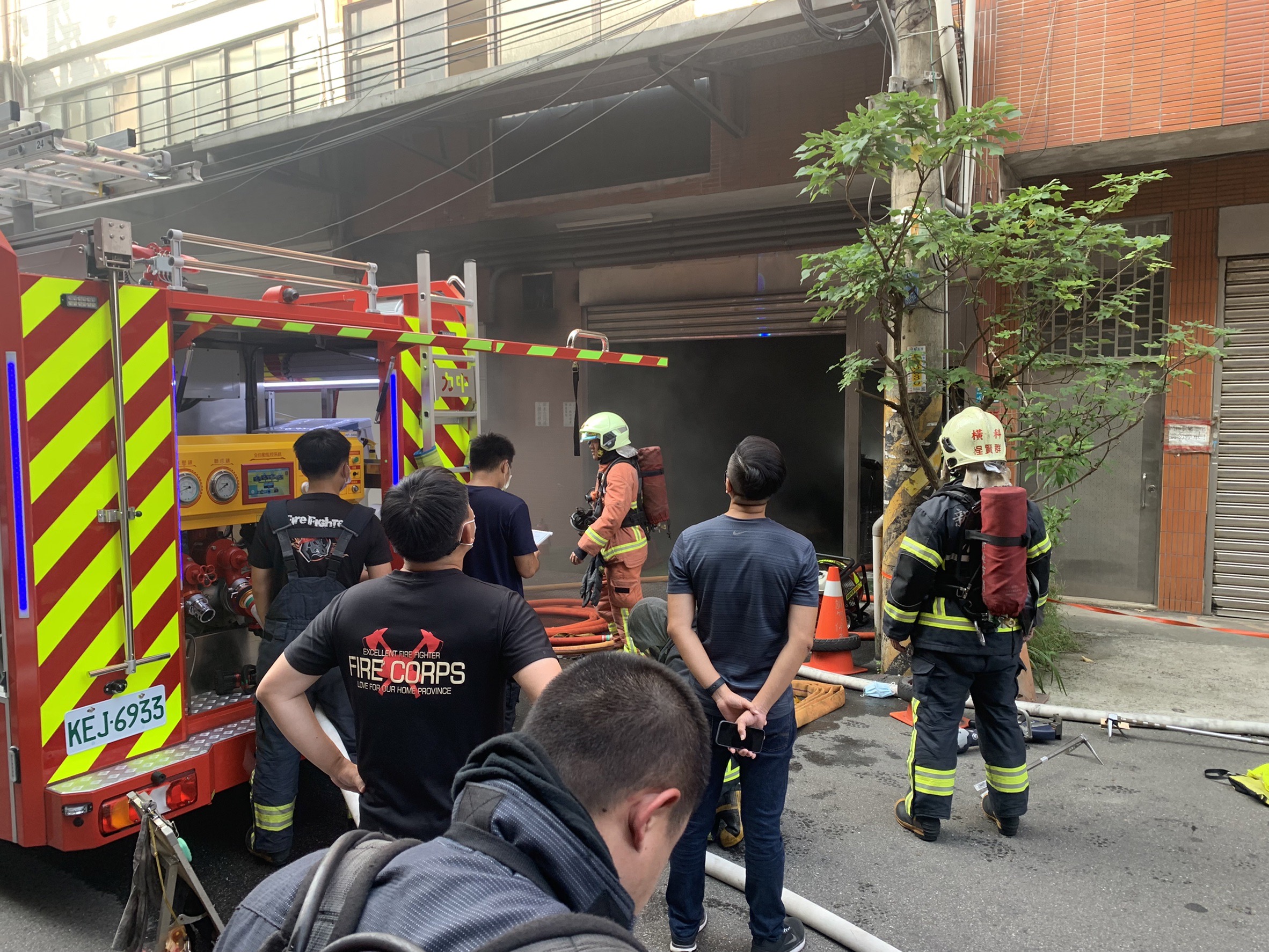 2-1汐止工廠一樓燒電動車 汐止警、消防員救出4人送醫