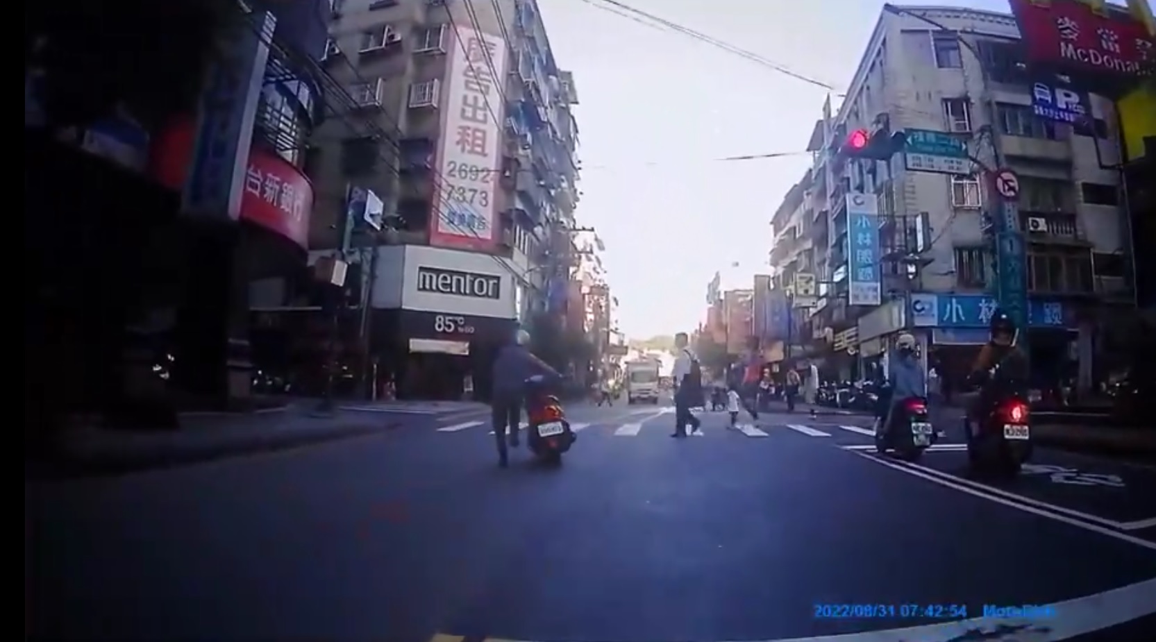 9-1騎士牽車闖紅燈險撞行人 汐止警：觸犯2條若被檢舉恐受罰