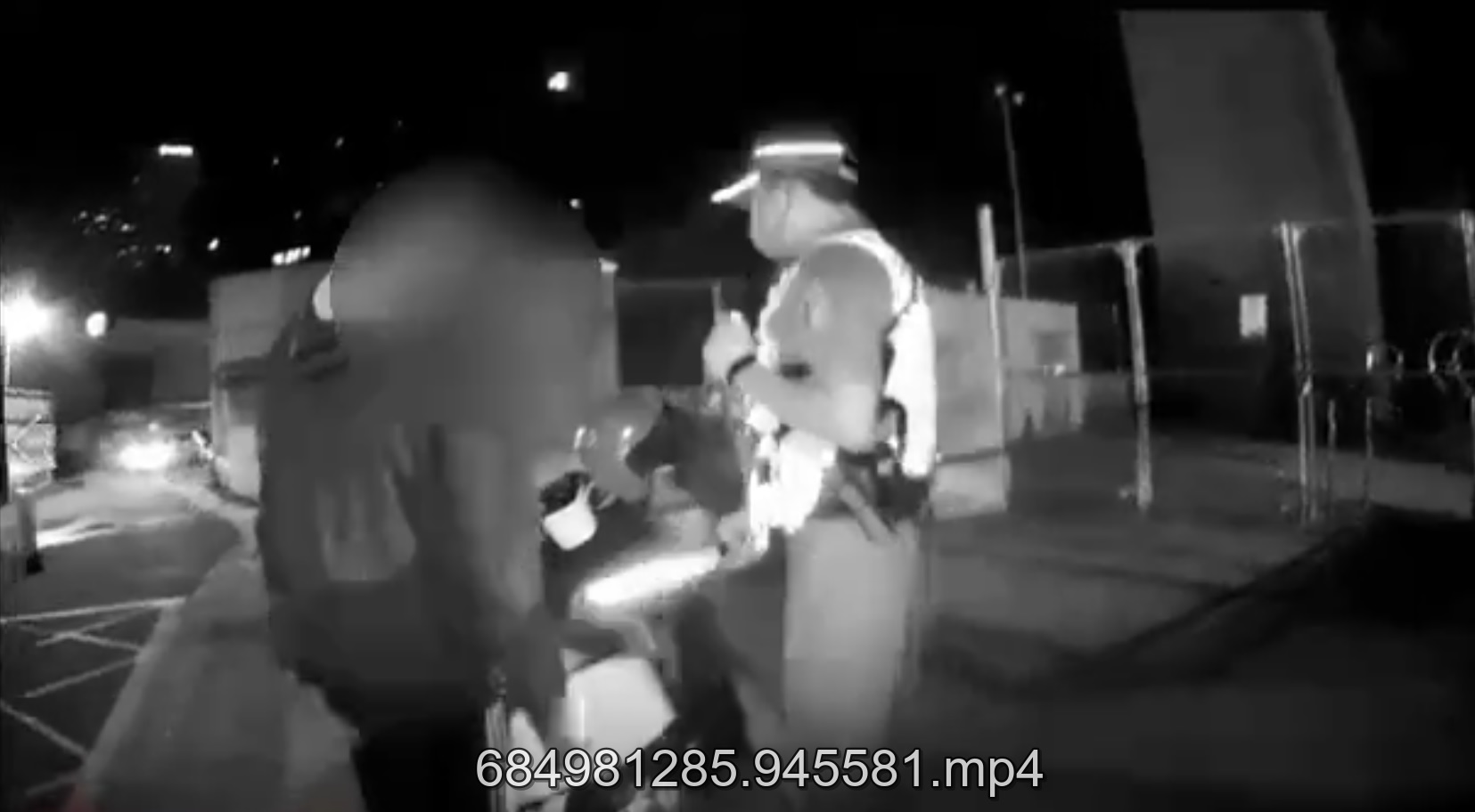 11-1汐止警攔查違規查獲無故攜帶連指戰術刀 依社維法送辦