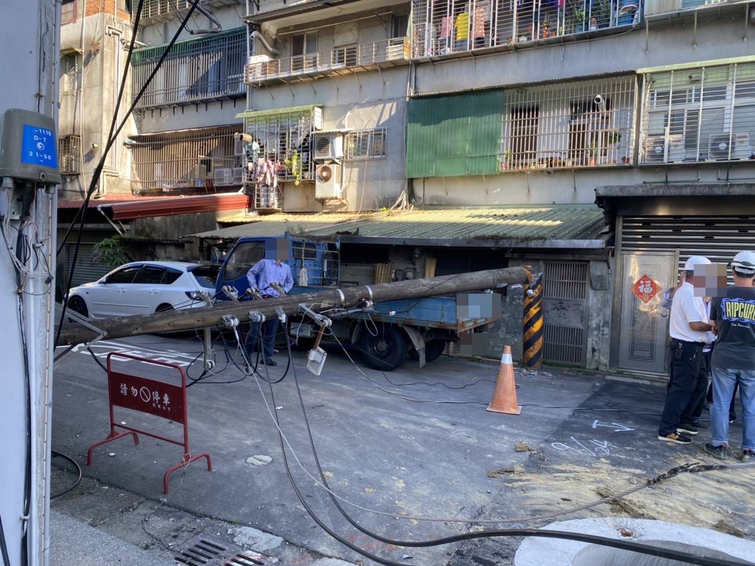 18-1電線杆斷落倒塌幸無人傷 汐警趕赴現場協助交通疏導