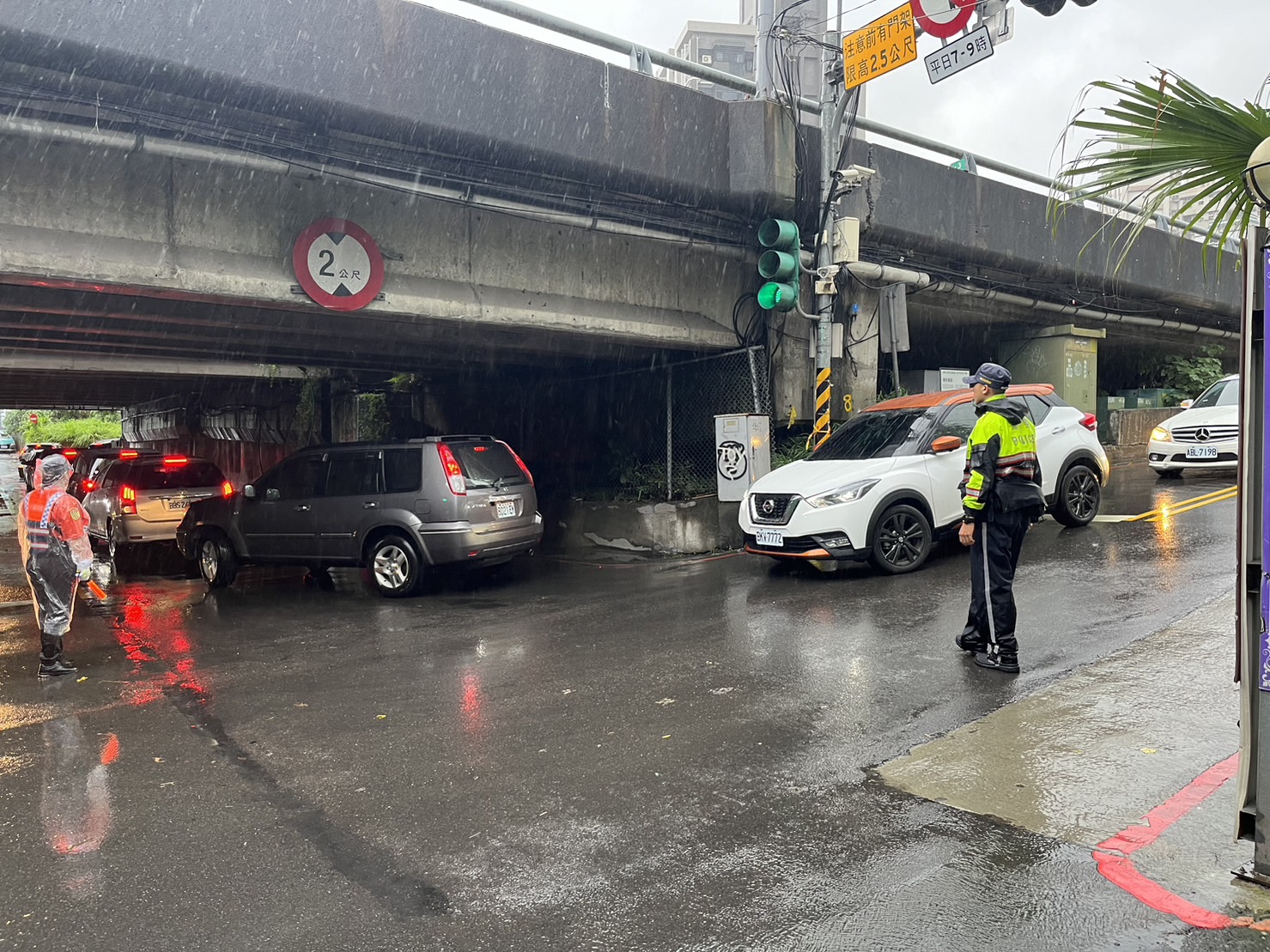 10-1颱風來襲聯外幹道關閉，汐警全員出動無畏風雨救災疏導不停歇