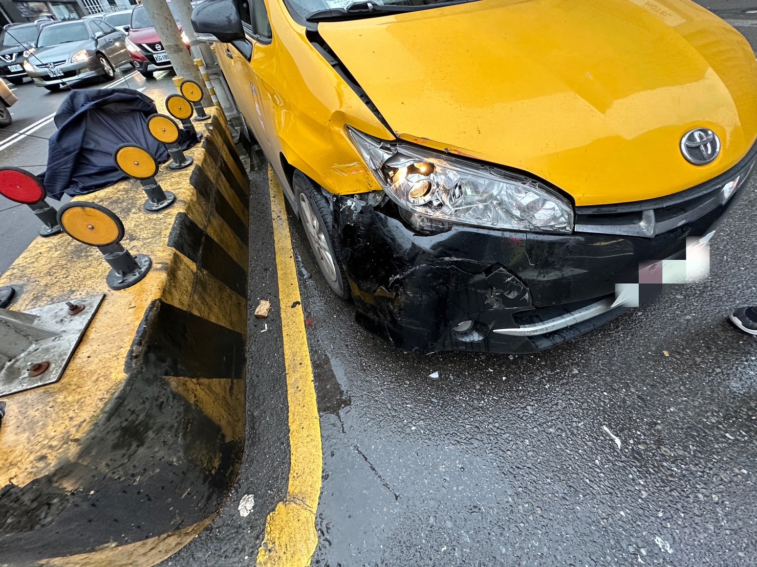 7-1救護車出勤和計程車碰撞 警到場救援肇責待釐清