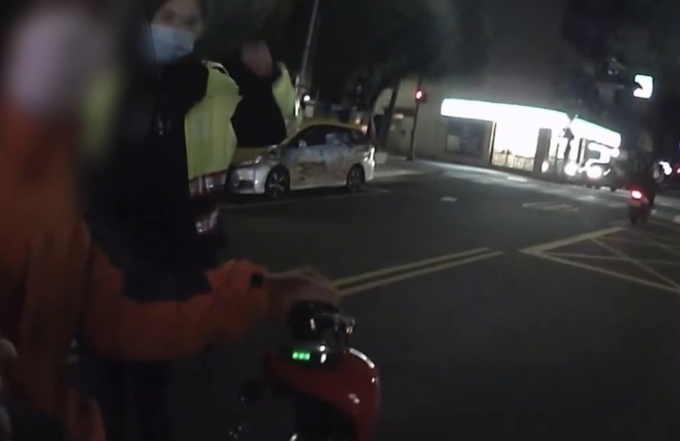 5-1「微型電動二輪車」甫修法完畢 汐止警即在自家門前10公尺逮獲酒測值1.13泥醉駕駛