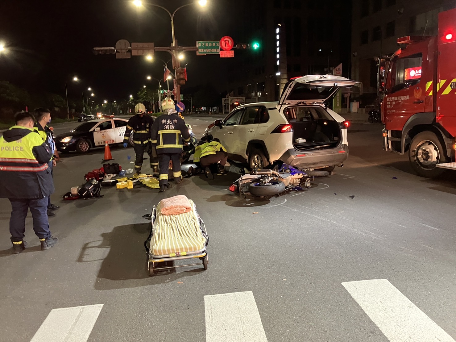 13-1計程車突橫切二車道 重機閃不及撞上被壓車下 警消救出送醫搶回一命