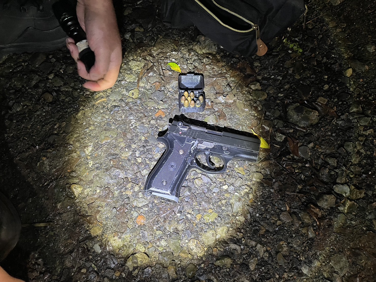 7-1攜槍又藏毒！駕駛與通緝犯乘客遇警就跑仍遭逮