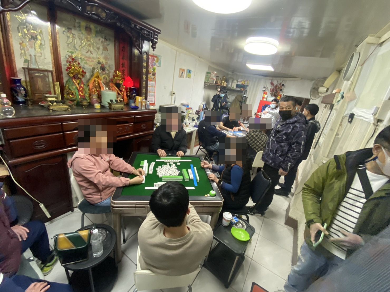 3-1網路、臉書號召優質牌咖 汐止警強勢攻堅職業賭場