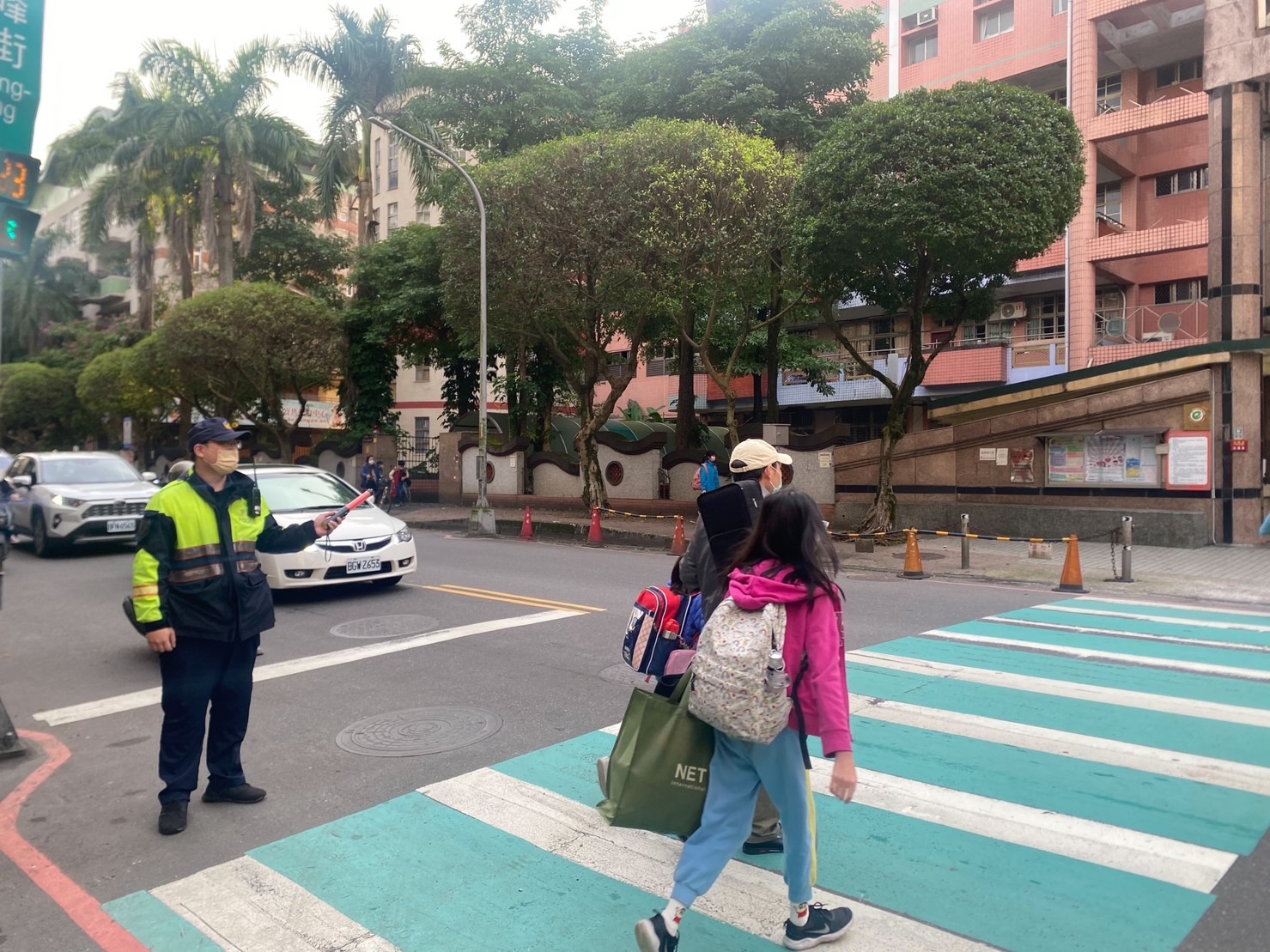 6-1開學首日護童 汐止警維護校安不鬆懈