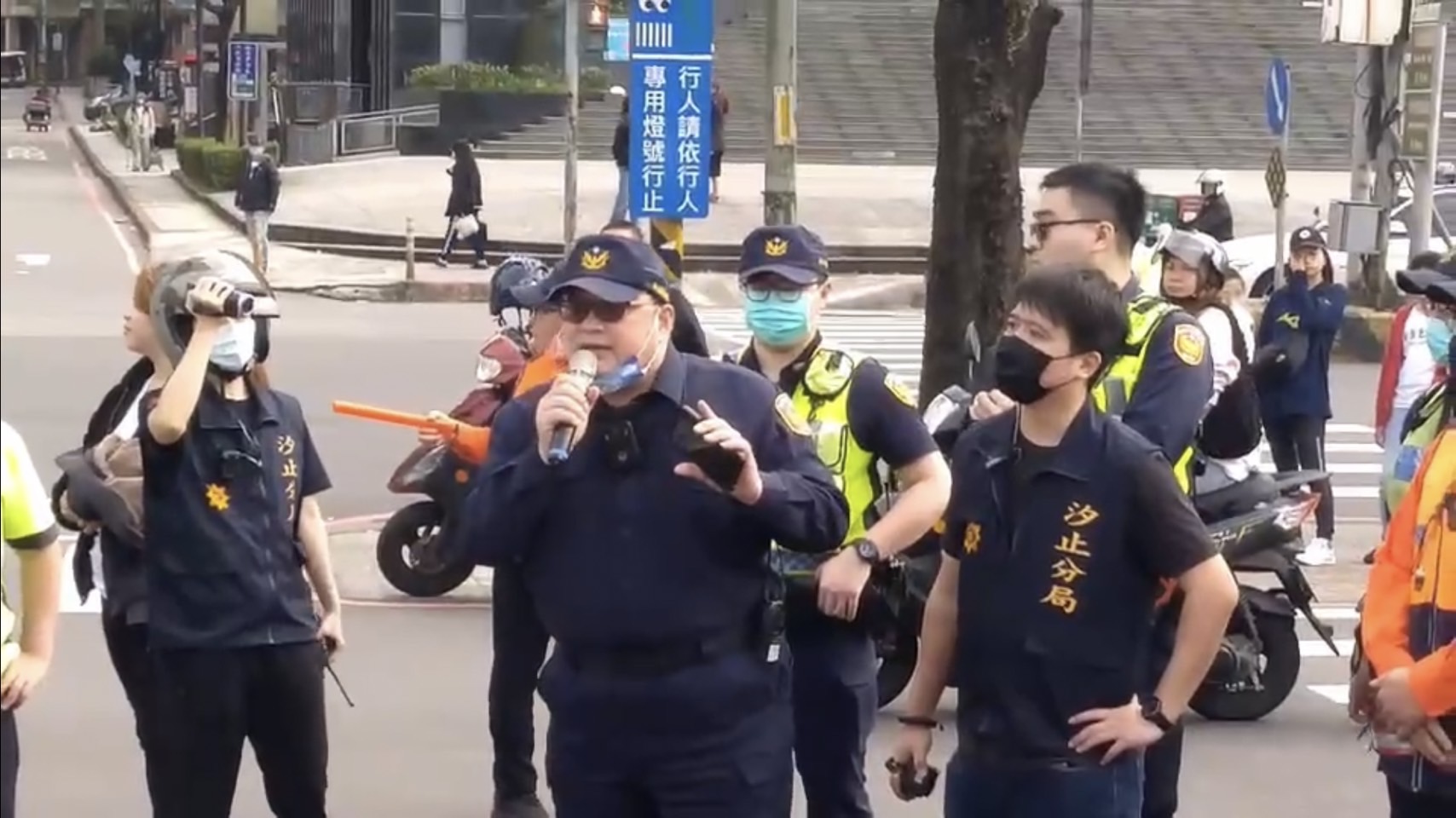 5-1為維護遶境圓滿順行 汐警大聲公宣導約制