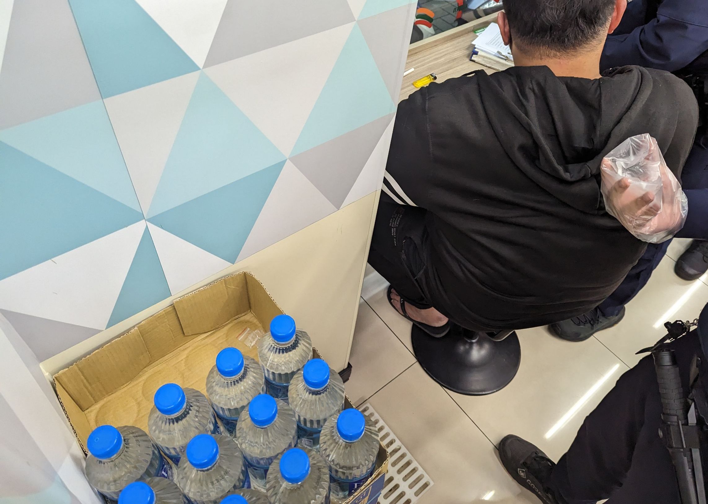 3-2男子心虛躲超商貨架藏毒 遭警查獲毒品移送法辦