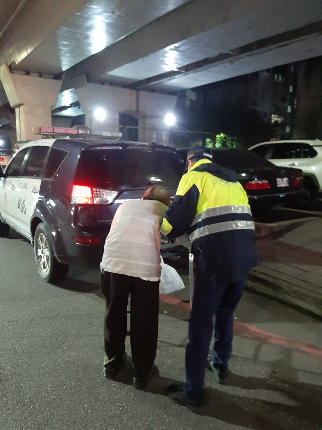 8-1巡邏遇行動不便老翁想過馬路 汐止警下車一舉動網讚「好暖」