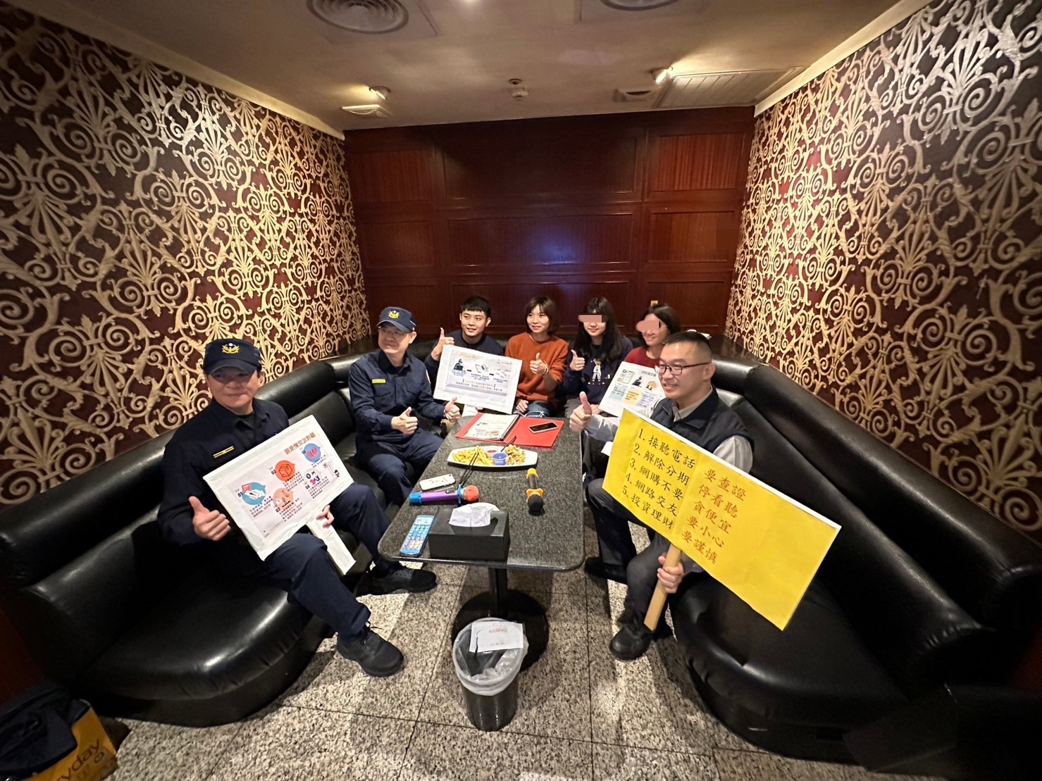 11-1連假KTV歡唱不冷場 汐止警突襲包廂教你識詐