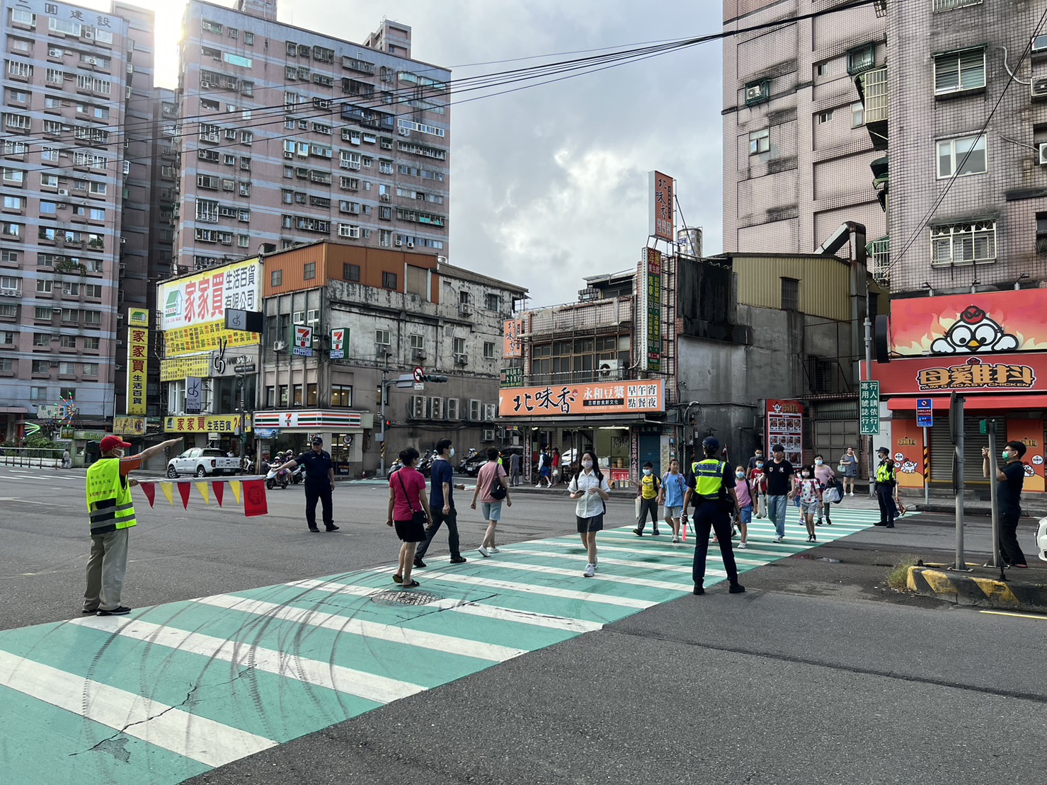 開學日汐警啟動「護童專案」 伴童安心上學去