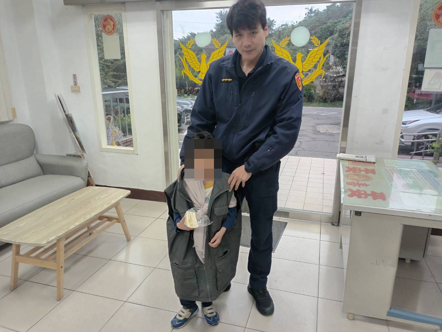 幼童溜出家門路旁徘徊 暖警協助找到回家的路