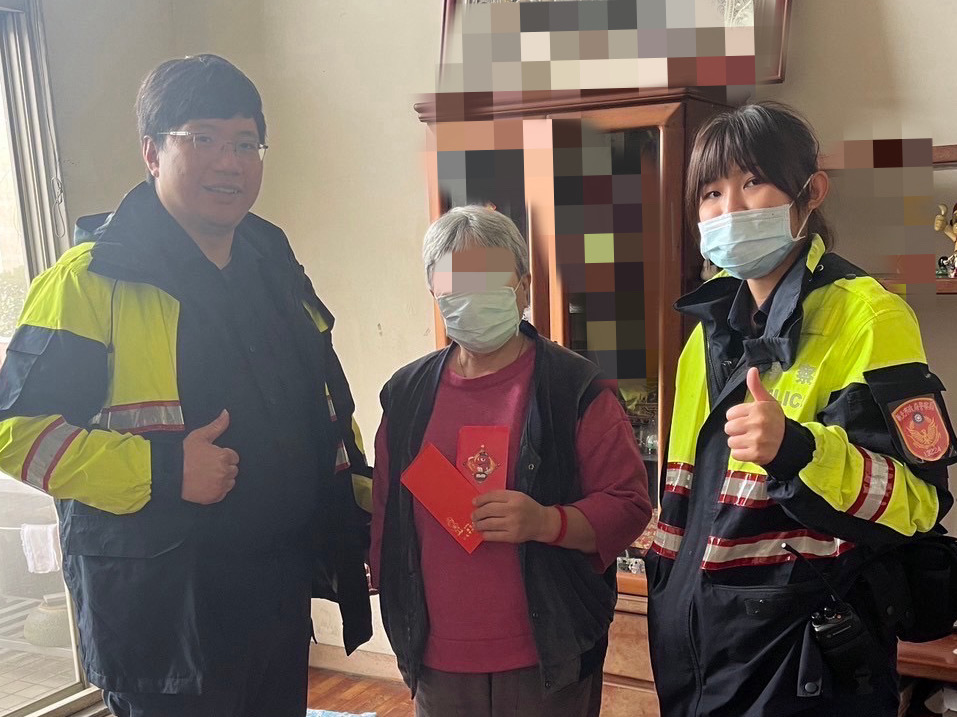 2-1歲末送溫暖 汐止警偕同慈善愛心會贈物資給弱勢家庭