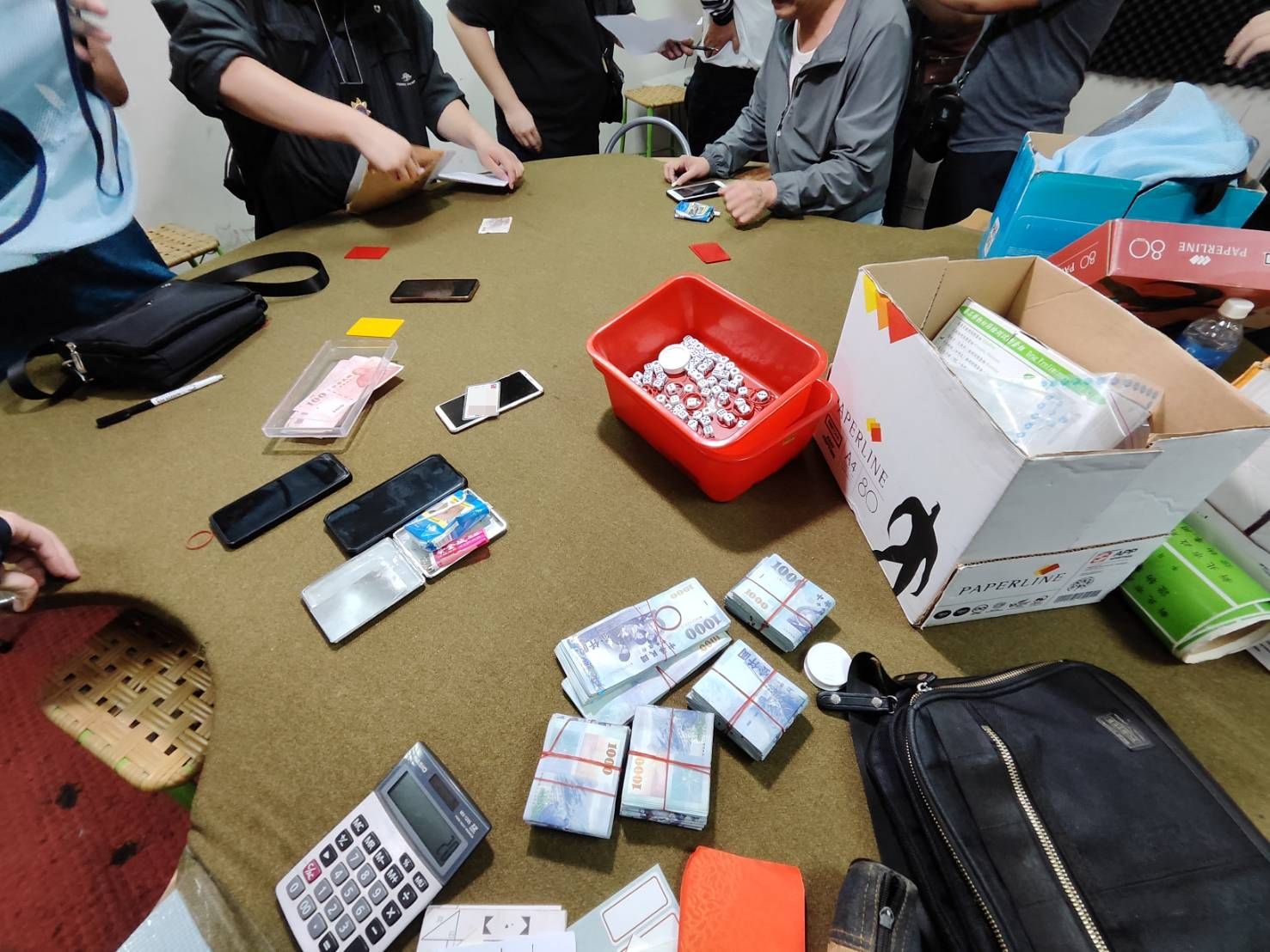 11-1天九牌賭場藏身工業區 汐止警破門攻堅逮24人全送辦 查扣近百萬賭金