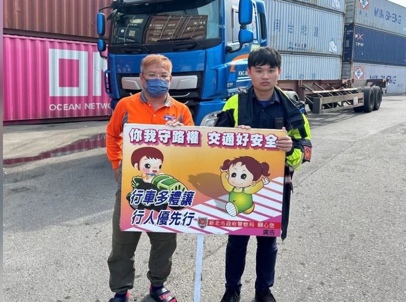 3-1避開大型車危險 汐止警主動出擊宣導保平安