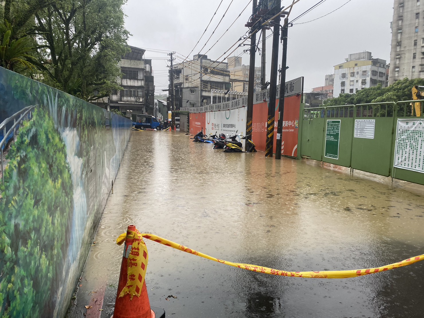 12-2汐止水淹30公分成湖　警到場拉封鎖線！公所抽水機出動